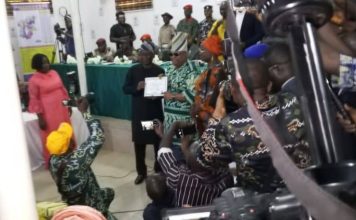 Adeleke’s Convoy Comes Under Attack by Suspected Gunmen in Osogbo